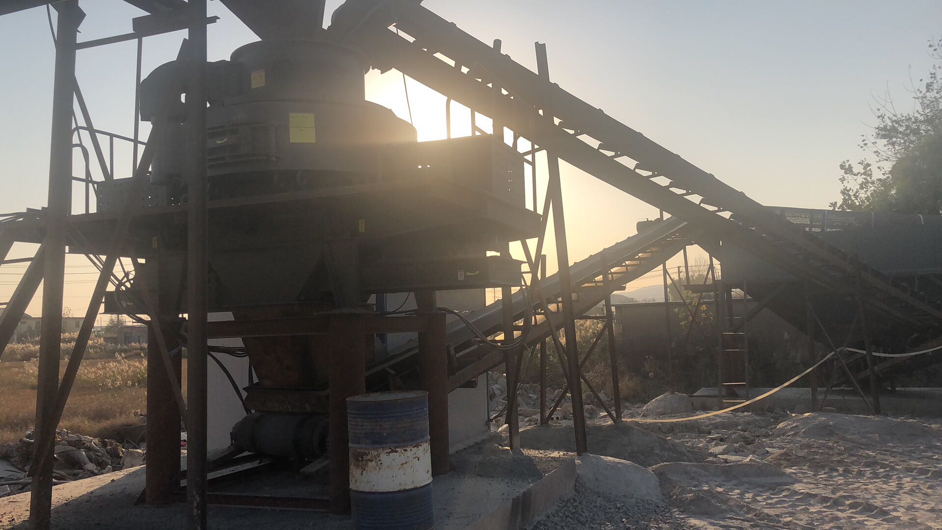 淺談立軸沖擊式破碎機(jī)在河卵石制砂中的應(yīng)用（一）